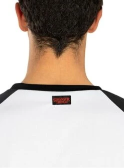 Camiseta De Hellfire Club Stranger Things 4 – Oficial Netflix -Tienda De Cosplay camiseta de hellfire club stranger things 4 oficial netflix 3