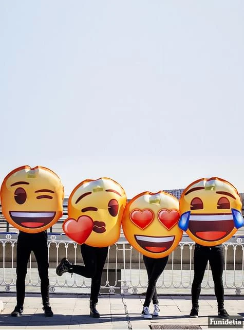 Disfraz De Emoji Sonriente Con Lágrimas 4 Disfraz De Emoji Sonriente Con Lágrimas - Imagen 2