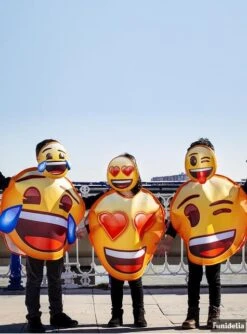 Disfraz De Emoji Sonriente Con Ojos De Corazón Infantil 10 Disfraz De Emoji Sonriente Con Ojos De Corazón Infantil -Tienda De Cosplay disfraz de emoji sonriente con ojos de corazon infantil 2
