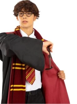 Túnica Réplica Harry Potter Gryffindor Para Adulto - Diamond Edition 17 Túnica Réplica Harry Potter Gryffindor Para Adulto - Diamond Edition -Tienda De Cosplay tunica replica harry potter gryffindor para adulto diamond edition 3